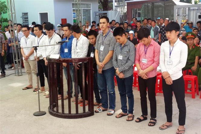 Nhóm côn đồ xông vào Ủy ban phường chém người lĩnh án tù