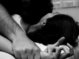 Thiếu nữ tuổi 14 'cởi đồ' mời chào, nam sinh lĩnh án hiếp dâm