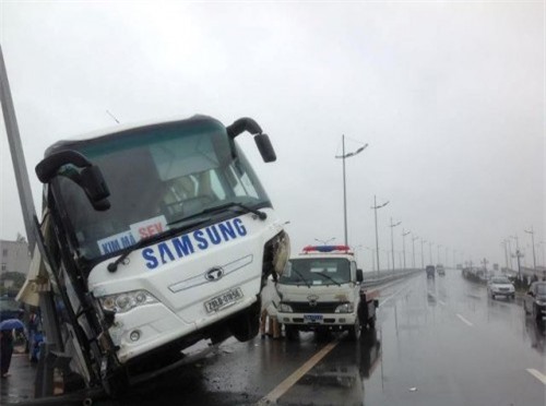 Xe chở nhân viên Sam Sung gặp tai nạn, nhiều người bị thương