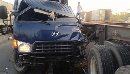 Xe tải "cắm đuôi" container, nát bét đầu