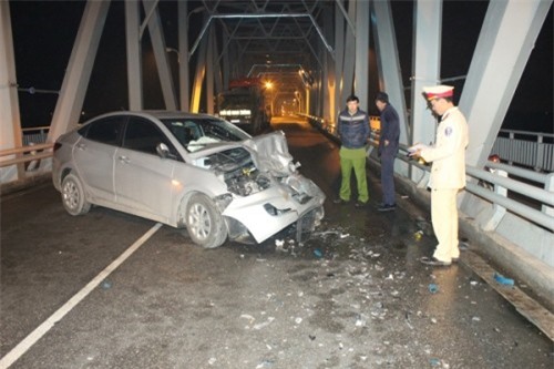 Dân tá hỏa chứng kiến xe tải đối đầu xe con trên cầu