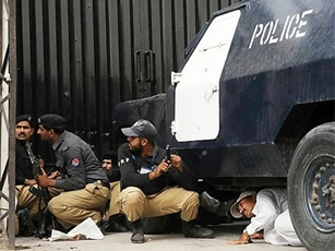Cảnh sát Pakistan bất ngờ lập chiến tích bắt 8 nghi can khủng bố IS