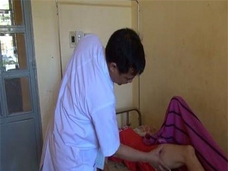 Chồng vũ phu “hành hạ” vợ dã man vì cuộc gọi lạ