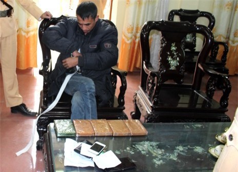 Giấu 5 bánh heroin quanh người để qua mắt nhà chức trách