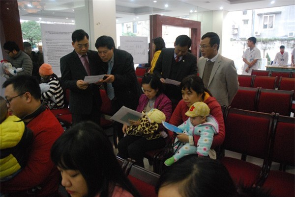 Hà Nội: Phụ huynh đưa trẻ đi tiêm vắc xin trong giá rét