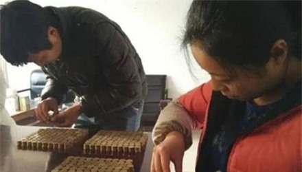 Sốc: Thanh niên mang 60kg tiền xu đi mua xe ô tô