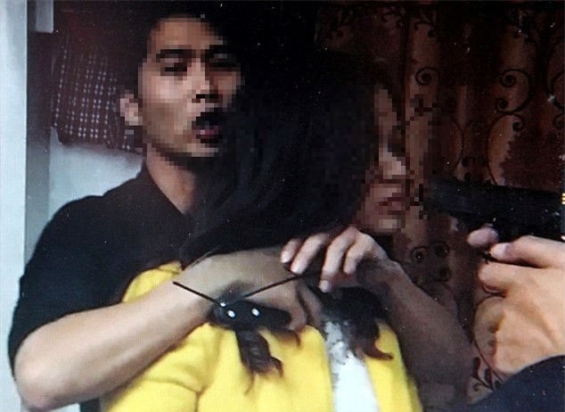 Tên cướp liều lĩnh dùng dao khống chế nữ bác sĩ tại bệnh viện