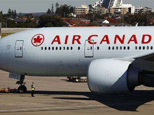 Máy bay Canada gặp nhiễu động, hơn 300 hành khách gặp nạn