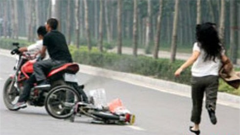 Bắt hai đối tượng “vào tù ra tội” cướp tài sản bé gái 12 tuổi