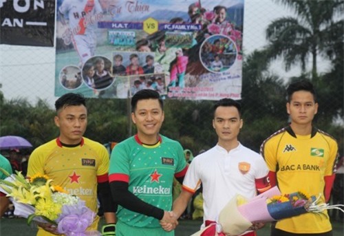 Ca sĩ Tuấn Hưng đá bóng gây quỹ ủng hộ trẻ em nghèo miền núi