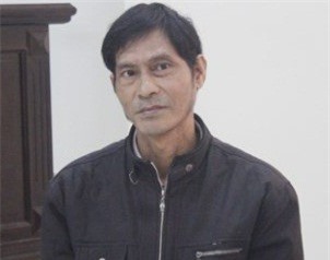 Để con chơi ồn ào, chồng lạnh lùng cầm súng bắn vợ