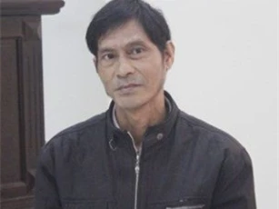 Để con chơi ồn ào, chồng lạnh lùng cầm súng bắn vợ