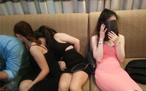 Hàng chục tiếp viên mặc khiêu dâm phục vụ khách Hàn