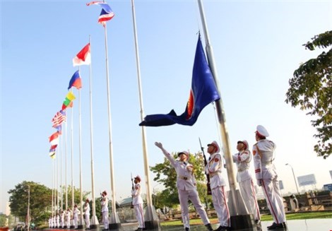 Thượng cờ ASEAN nhân dịp thành lập Cộng đồng ASEAN