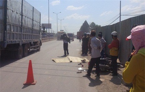 Xót xa hai bà cháu tử vong dưới gầm xe container