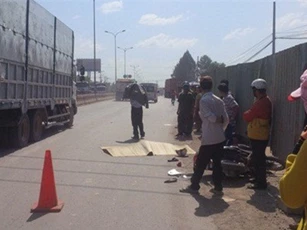 Xót xa hai bà cháu tử vong dưới gầm xe container