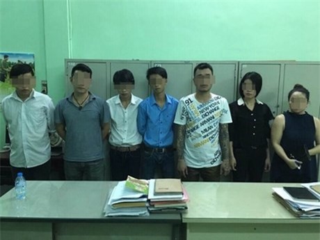 Bắt quả tang quán karaoke phục vụ khiêu dâm, bà chủ nghiện ma túy