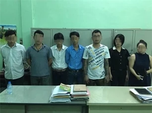 Bắt quả tang quán karaoke phục vụ khiêu dâm, bà chủ nghiện ma túy