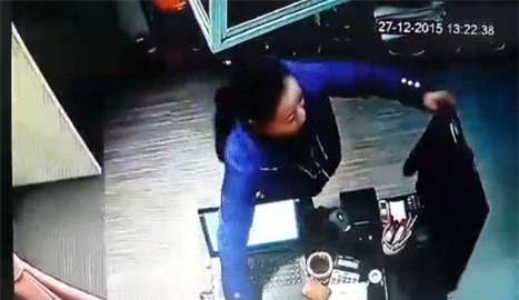 Camera lật tẩy kẻ trộm cắp trong cửa hàng thời trang