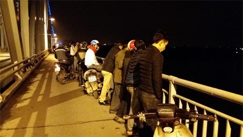 Một bác sĩ nhảy cầu tự vẫn trong đêm tối