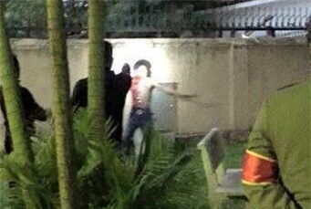 Nam thanh niên ngáo đá múa dao giữa phố, chống trả cảnh sát