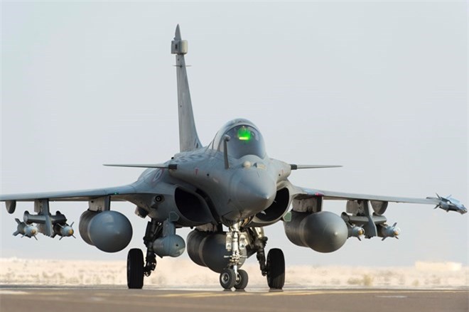 Pháp dội bom vào các cơ sở dầu mỏ của IS ngày đầu năm