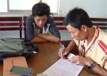 Thanh niên chạy xe lạng lách, gọi “chiến hữu” đến lăng mạ CSGT