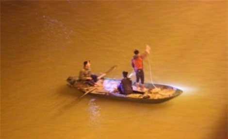 Tìm thấy thi thể bác sĩ nhảy cầu tự vẫn trong đêm tối