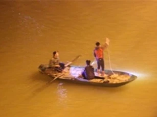 Tìm thấy thi thể bác sĩ nhảy cầu tự vẫn trong đêm tối