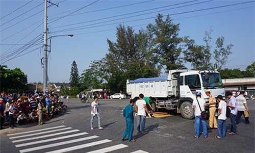 Xe ben đâm xe máy, 3 người thương vong sau tai nạn kinh hoàng