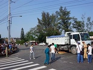 Xe ben đâm xe máy, 3 người thương vong sau tai nạn kinh hoàng