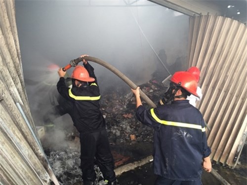 Bà hỏa ghé thăm, thiêu rụi 2.000m2 xưởng gốm sứ ở Bát Tràng