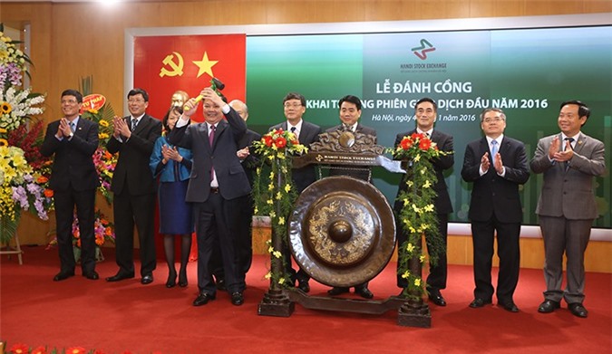 Bộ trưởng Đinh Tiến Dũng đánh cồng khai trương phiên giao dịch chứng khoán đầu năm 2016