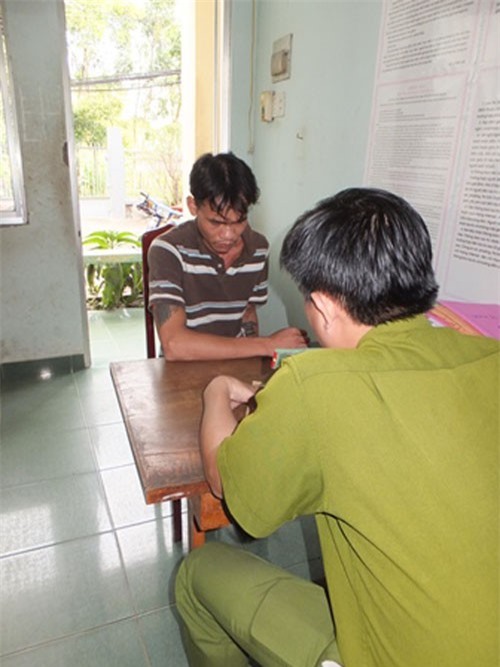 Nam thanh niên nghi 'ngáo đá' la hét đập phá rồi đốt nhà