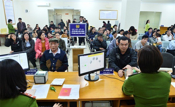 Người Hà Nội xếp hàng chờ cấp Thẻ căn cước công dân 
