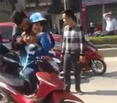 Sốc: Nữ sinh bị thanh niên kề cổ, khống chế trên xe máy