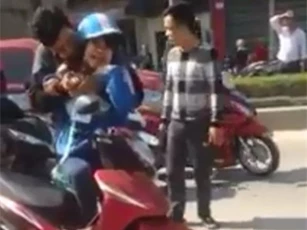Sốc: Nữ sinh bị thanh niên kề cổ, khống chế trên xe máy