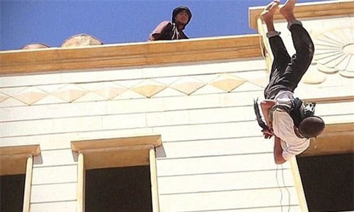 Thủ lĩnh IS hãm hiếp bé trai 15 tuổi rồi thả rơi tự do từ mái nhà