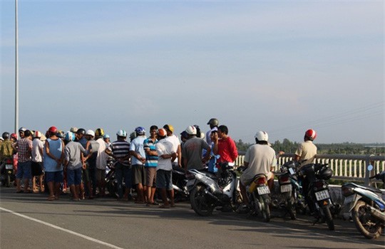 Bỏ lại xe máy, người đàn ông nhảy cầu tự vẫn