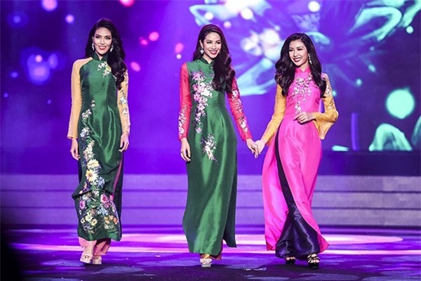 Phạm Hương - Lan Khuê "bơ" nhau trên sân khấu?