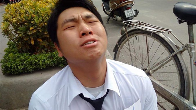 Thanh niên khóc ròng, quỳ trước cổng VTV xin bán hàng