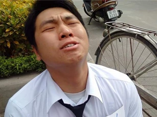 Thanh niên khóc ròng, quỳ trước cổng VTV xin bán hàng