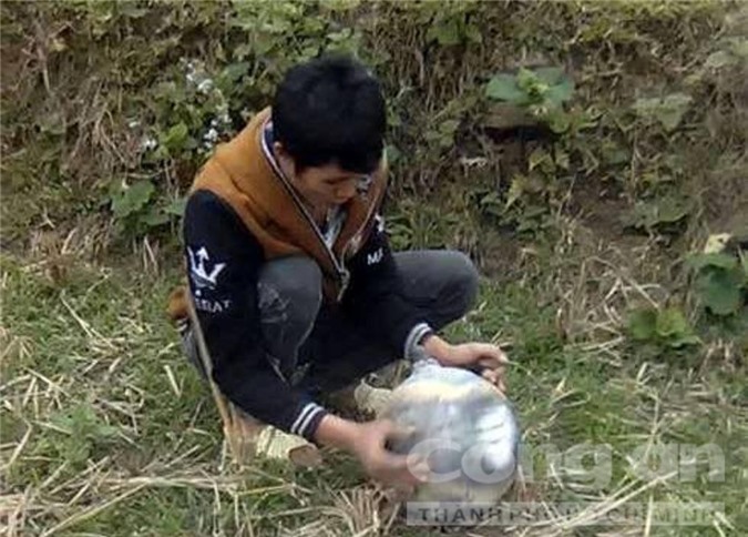 Tiếp tục phát hiện vật thể lạ rơi xuống nhà dân