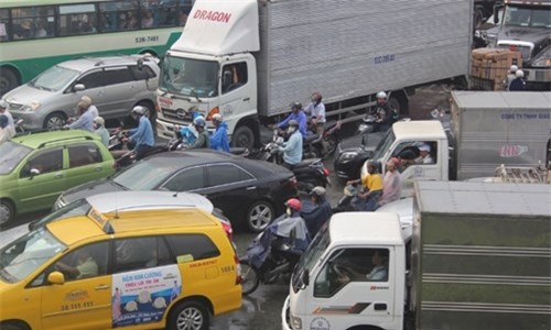 8 xe ô tô tông liên hoàn, giao thông kẹt cứng trên QL1A