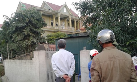 Con trai hảng hốt phát hiện mẹ chết lõa thể trong nhà