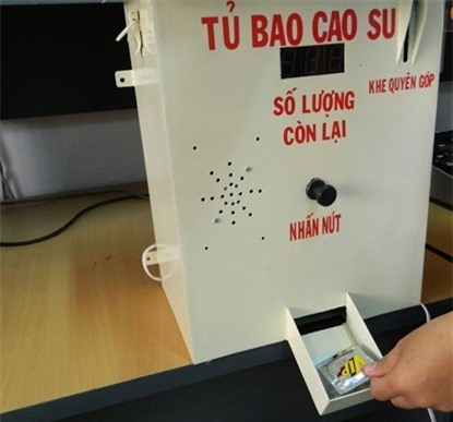 Độc đáo với máy phát bao cao su miễn phí của sinh viên