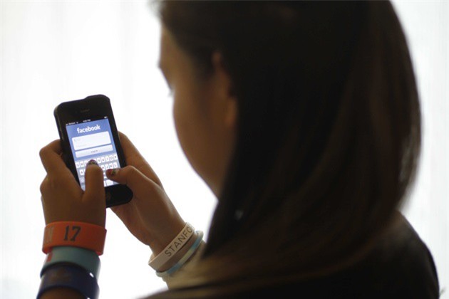 Chồng vũ phu chém vợ 17 nhát vì "ghen tuông" với... facebook