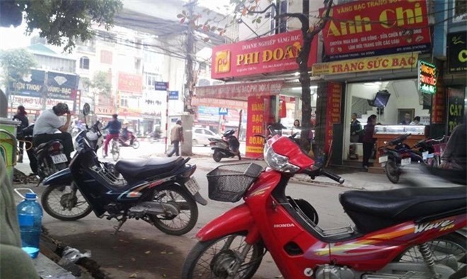 Hà Nội: Xe ôtô chở tiền vàng bị cướp ngay giữa ban ngày