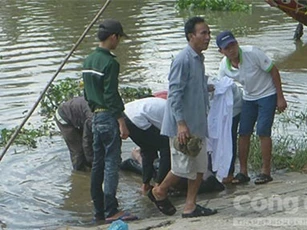 Nam thanh niên lao xe máy xuống kênh tử vong sau buổi nhậu