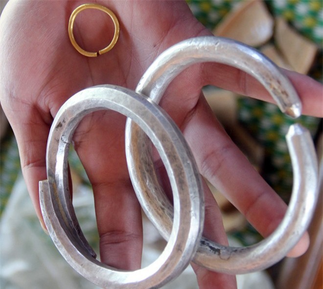 Nghệ An: Phát hiện hũ sành chứa vàng bạc khi đào móng nhà 